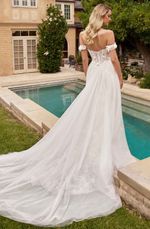 Vestido de Noiva 3 em 1 em Renda com Fundo Bege, Decote Coração e Cauda em Tule com Pérolas