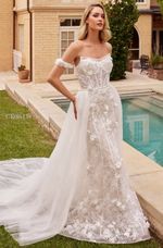 Vestido de Noiva 3 em 1 em Renda com Fundo Bege, Decote Coração e Cauda em Tule com Pérolas