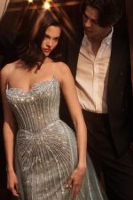Vestido Longo Tomara que Caia Sereia com Strass, Capa de Tule e Corset com Barbatanas e Brilho Verde
