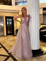 Vestido Longo de Tule de Um Ombro Só com Flor de Pérolas e Paetês Rosa