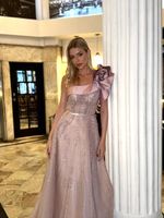Vestido Longo de Tule de Um Ombro Só com Flor de Pérolas e Paetês Rosa