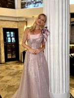 Vestido Longo de Tule de Um Ombro Só com Flor de Pérolas e Paetês Rosa