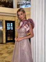 Vestido Longo de Tule de Um Ombro Só com Flor de Pérolas e Paetês Rosa