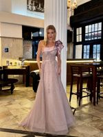Vestido Longo de Tule de Um Ombro Só com Flor de Pérolas e Paetês Rosa
