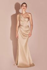 Vestido Longo de Seda de Um Ombro com Corset Estruturado, Drapeado Lateral e Fenda Bege
