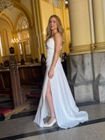 Vestido de Noiva Longo Strapless Plissado com Corset Interno e Fenda Lateral Branco