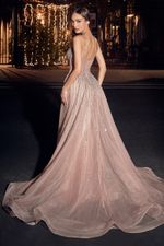 Vestido Longo Sereia Rose Champagne com Corset em Transparência, Alça Fina, Brilho e Capa de Tule com Cauda