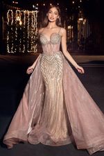 Vestido Longo Sereia Rose Champagne com Corset em Transparência, Alça Fina, Brilho e Capa de Tule com Cauda