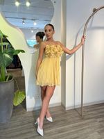 Vestido Curto Drapeado com Flores Amarelo