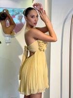 Vestido Curto Drapeado com Flores Amarelo