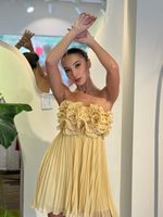 Vestido Curto Drapeado com Flores Amarelo