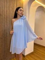 Vestido Curto Amplo com Flor Ombro Azul