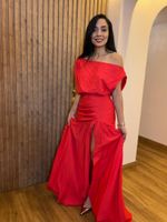 Vestido Longo com Pregas e Fenda Vermelho