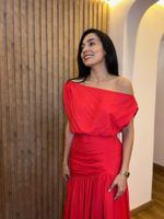 Vestido Longo com Pregas e Fenda Vermelho