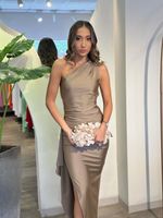 Vestido Longo 1ombro so Decote nas Costas Quadrado com Babado na Frente Marrom