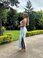 Vestido Longo com Alças Finas, Com Babado na Frente  e Fenda Azul