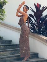 Vestido Longo com Alça Grosa Decote nas Costas Todo em Paetê Marrom