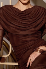 Vestido Longo Manga Longa com Fenda Marrom
