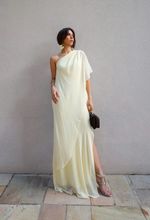 Vestido Longo Um Ombro Com Capa