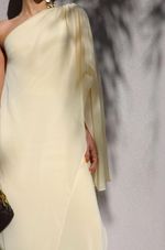 Vestido Longo Um Ombro Com Capa
