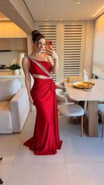 Vestido Longo com Pedraria Transparência e Fenda Lateral Vermelho