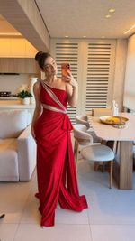 Vestido Longo com Pedraria Transparência e Fenda Lateral Vermelho