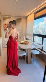 Vestido Longo com Pedraria Transparência e Fenda Lateral Vermelho