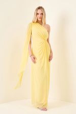 Vestido Longo de Tule Um Ombro Só e Capa Amarelo