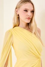 Vestido Longo de Tule Um Ombro Só e Capa Amarelo
