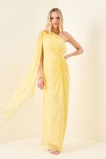Vestido Longo de Tule Um Ombro Só e Capa Amarelo