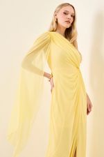 Vestido Longo de Tule Um Ombro Só e Capa Amarelo