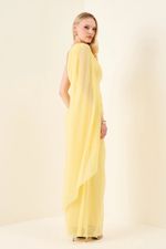 Vestido Longo de Tule Um Ombro Só e Capa Amarelo