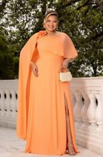 Vestido Longo com Flor no Ombro e Capa Fluida Laranja