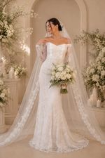 Vestido de Noiva Longo em Renda com Manga Longa Branco  e Fundo Bege
