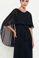 Vestido Longo Plissado Com Capa Fluida Preto