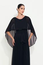 Vestido Longo Plissado Com Capa Fluida Preto