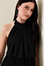 Vestido Longo Preto Plissado com Frente Unica Preto