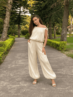 Conjunto Acetinado Blusa Com Uma Manga Curta, Calça Aladin Bege
