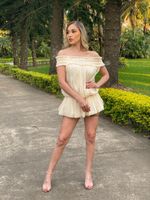 Conjunto Blusa Tipo Vestido Ombro a Ombro, Short CurtoBege