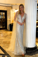Vestido Longo com Decote em V, Inteiro em Brilho e Manga Longa  Prateado 
