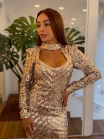 Vestido curto com mangas compridas e lantejoulas