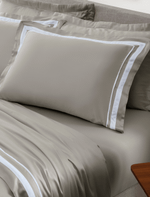 Par de Fronhas Breeze 300 Fios 100% Fibra de Bambu Branco e Fendi