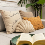 Almofada Decorativa Concha Veludo Bege com Enchimento P 23 x 30 cm