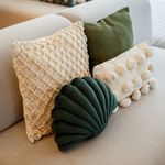 Almofada Decorativa em Forma de Concha Verde Militar com Enchimento 26 x 40cm