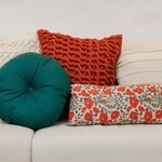 Almofada Baguete Floral Romantic Vermelha com Fundo Claro 50 x 30 cm
