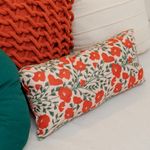 Almofada Baguete Floral Romantic Vermelha com Fundo Claro 50 x 30 cm