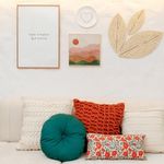 Almofada Baguete Floral Romantic Vermelha com Fundo Claro 50 x 30 cm