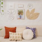 Kit Decorativo de Parede 7 Peças com Quadros, Pratos Decorativos, Acrílico Bordado e Folhas em Palha de Carnaúba
