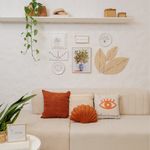 Kit Decorativo de Parede 7 Peças com Quadros, Pratos Decorativos, Acrílico Bordado e Folhas em Palha de Carnaúba