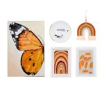 Kit Decorativo de Parede Papillon com Quadro Borboleta, Prato Passarinho, Macramê Rainbow e Quadros Minimalistas